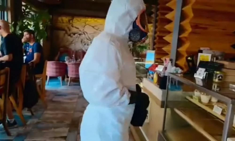 Κρήτη: Ντύθηκε «αστροναύτης» για να πάει για καφέ!
